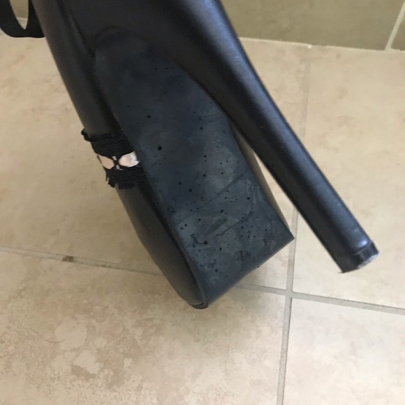 Shoes - Picture 3 of 4